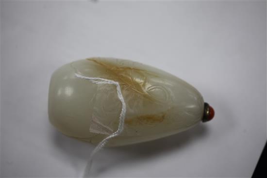 A Chinese white and russet jade pebble snuff bottle, 1800-1900, 6.6cm, gilt metal and coral stopper